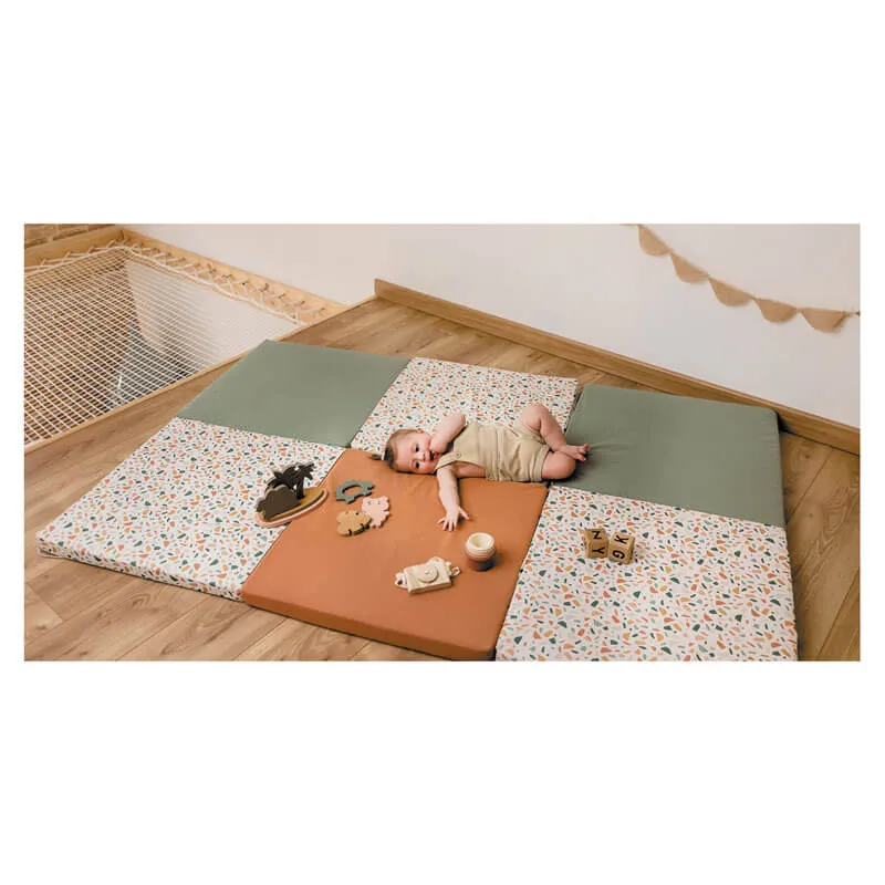 tapis-motricite-terrazzo-xl-candide-bambinou-contexte.webp