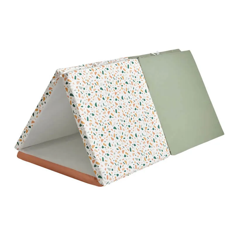 tapis-motricite-terrazzo-xl-candide-bambinou-pyramide.webp