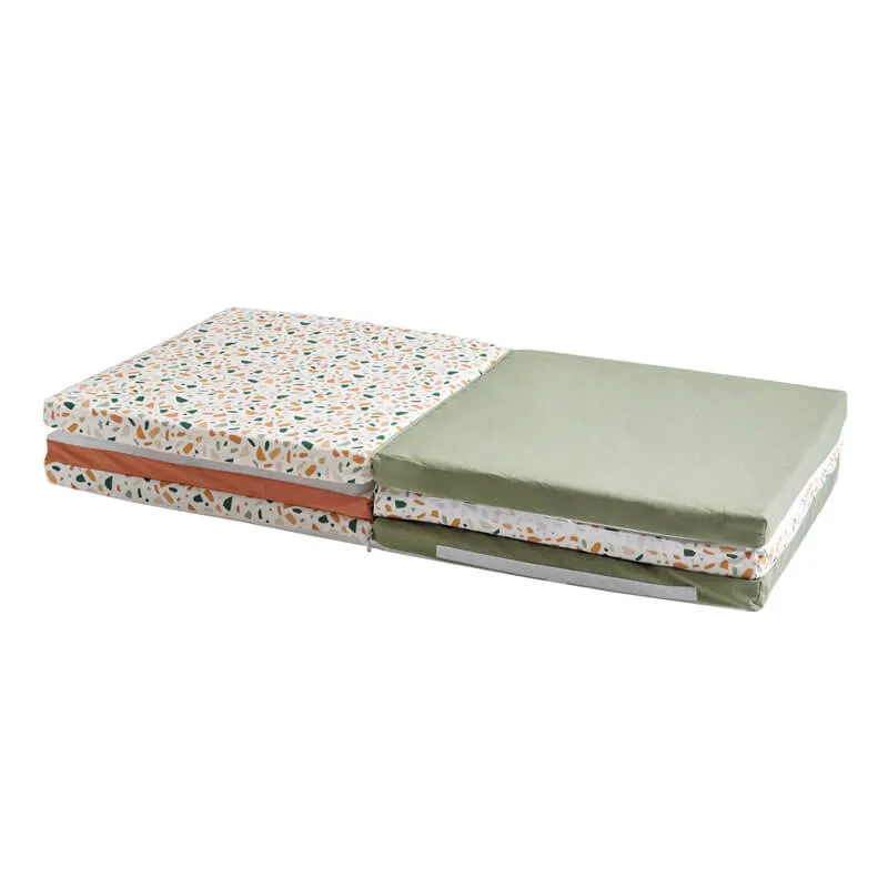 tapis-motricite-terrazzo-xl-candide-bambinou-plie.webp
