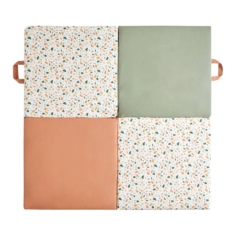 tapis-motricite-terrazzo-candide-bambinou-plat.webp