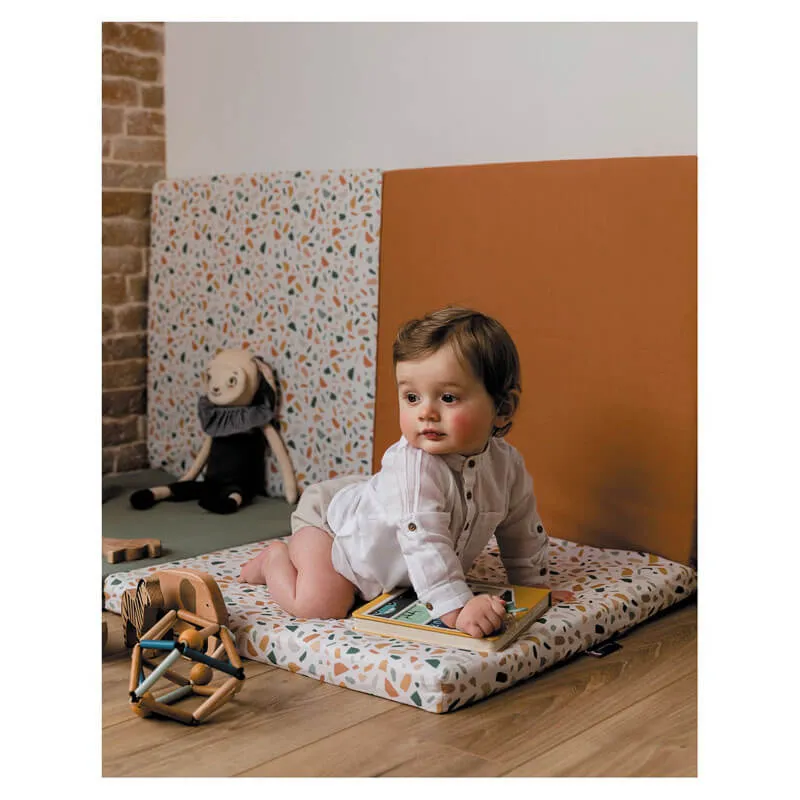 tapis-motricite-terrazzo-candide-bambinou-contexte.webp
