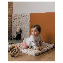 tapis-motricite-terrazzo-candide-bambinou-contexte.webp