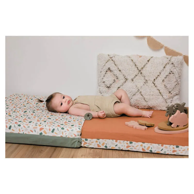 tapis-motricite-terrazzo-candide-bambinou-ambiance.webp