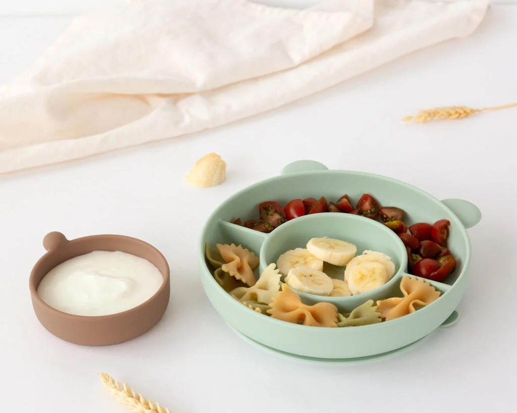 PLATO SILICONA OSO CON COMPARTIMENTOS Y VENTOSA KioKids